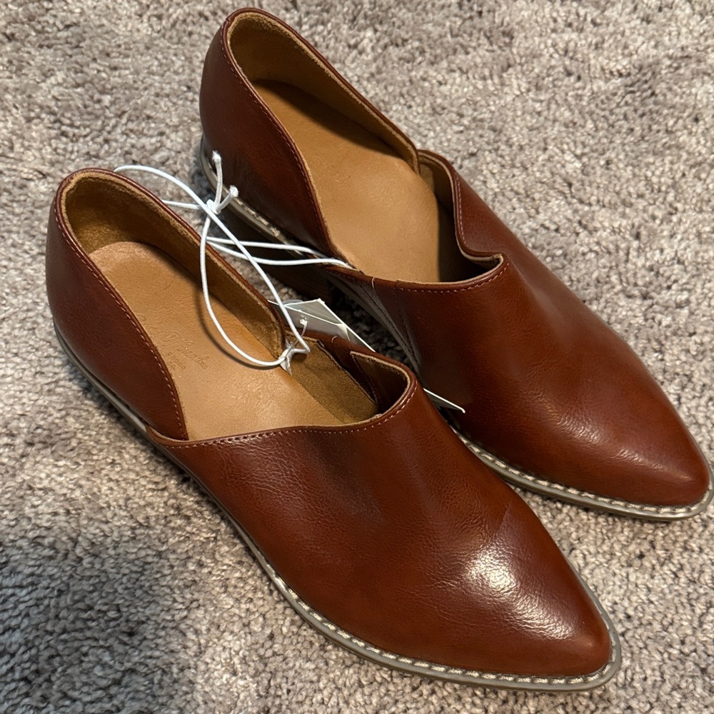 Universal Thread Tan Leather Flats